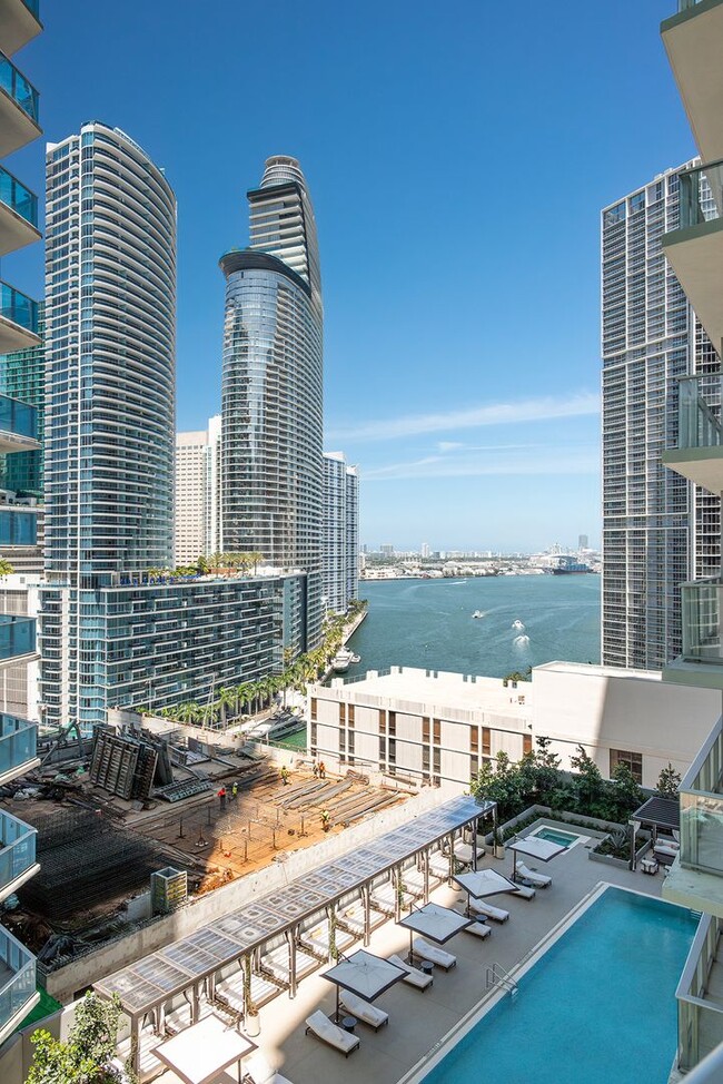 Building Photo - Fully furnished 2-bedroom residence in the heart of Brickell.