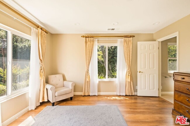 Building Photo - 1047 E Pomello Dr