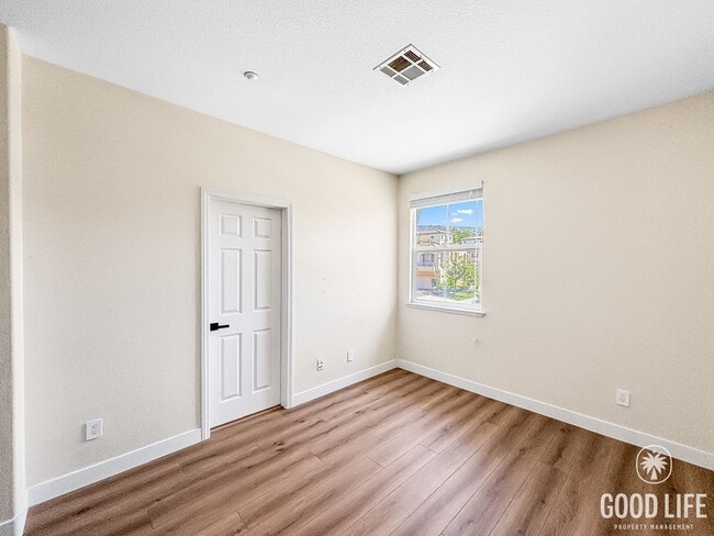 Building Photo - Stunning 3BD/2.5BA Townhouse in Eastlake W...