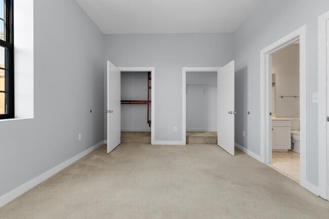 Building Photo - 72 Ashland St