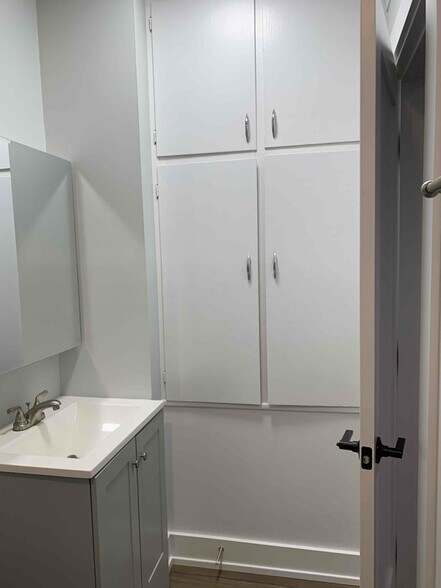 Building Photo - 3729 N Kenmore Ave