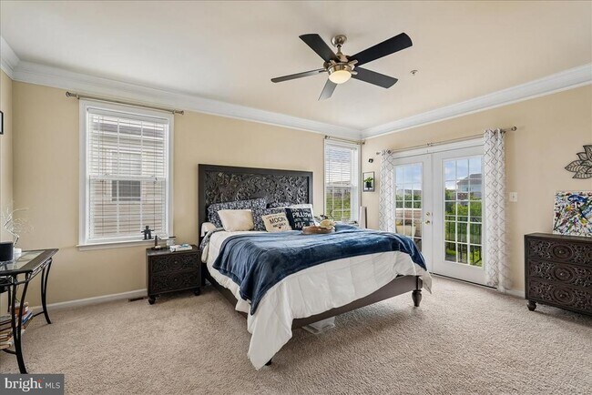 Building Photo - 43610 Hampshire Crossing Square