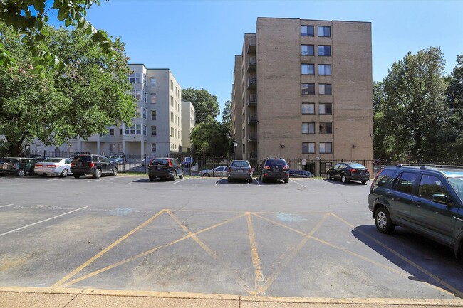 Building Photo - Spacious 1BR/1BA at Randolph Towers With A...