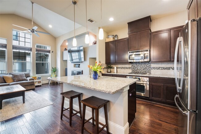 Building Photo - 769 Waverly St