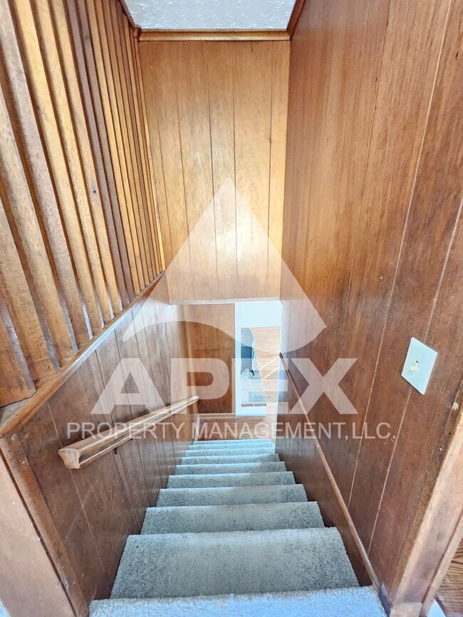 Building Photo - Spacious 4Bd – 2Ba Tri-Level Brick Home in North Knoxville!