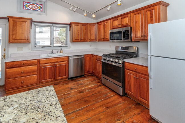 Building Photo - 34 Buttonwood St