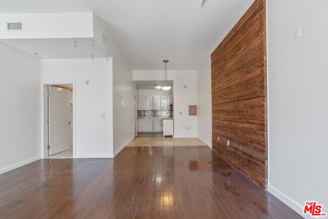 Building Photo - 257 S Spring St