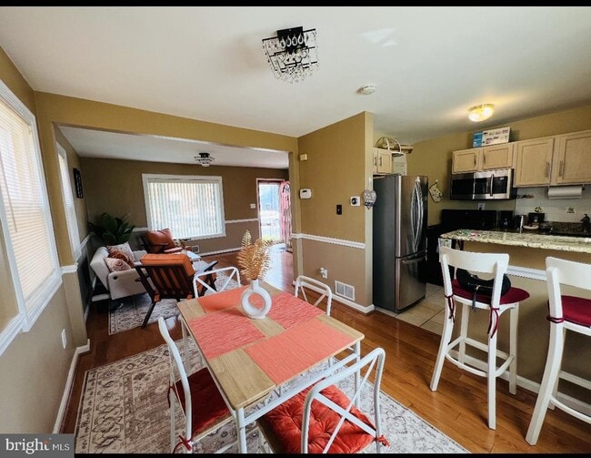 Building Photo - 313 Nicholson St NE