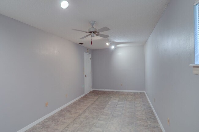 Building Photo - 5212 Abelia Dr