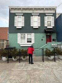 Building Photo - 39-39 Crescent St