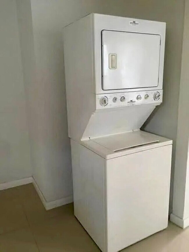 Building Photo - 535 NE 68th St