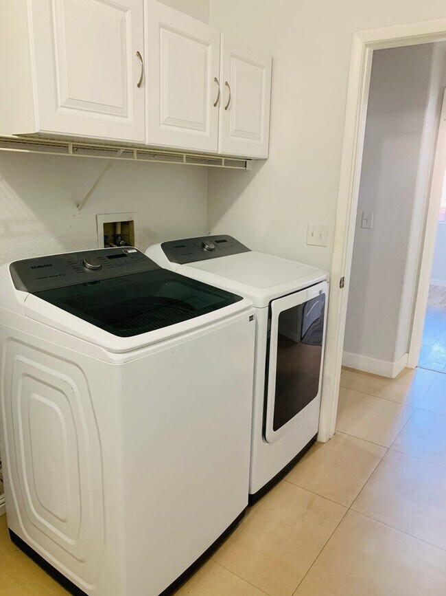 Building Photo - 3 bed, 2 bath, 2 car garage townhouse for ...