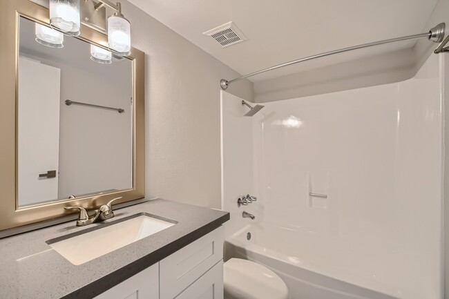 B1 Renovated - 2 Bed 1 Bath - Rise Parkside