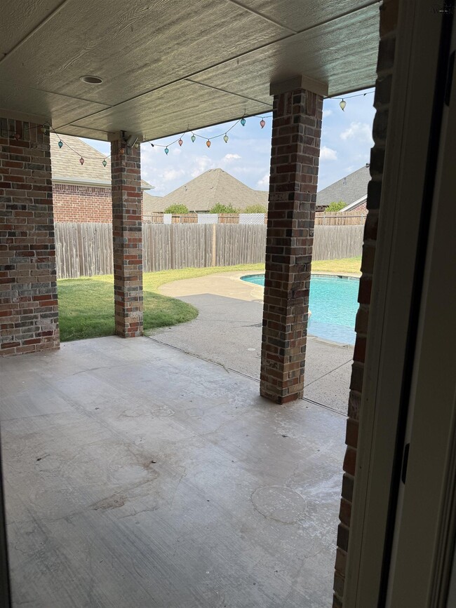 Building Photo - 5011 Lantana Dr