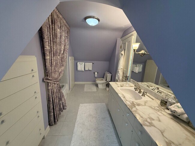 Building Photo - 506 Roslyn Pl