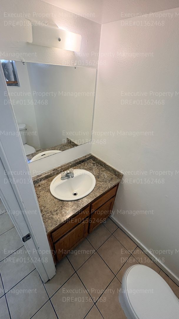 Building Photo - 2 bedroom 1.5 bathroom townhome