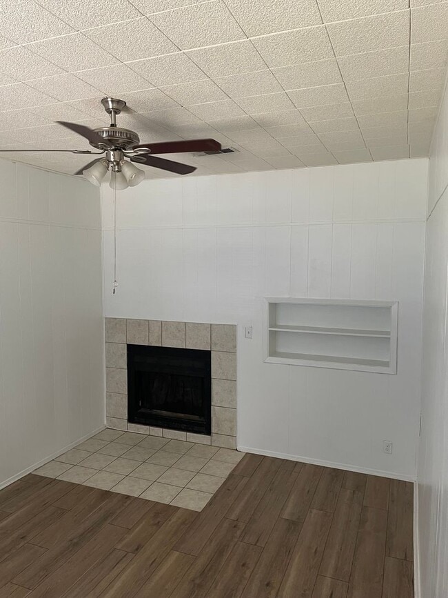 Building Photo - Available Now! *Pet Restrictions* 3 Bedroo...