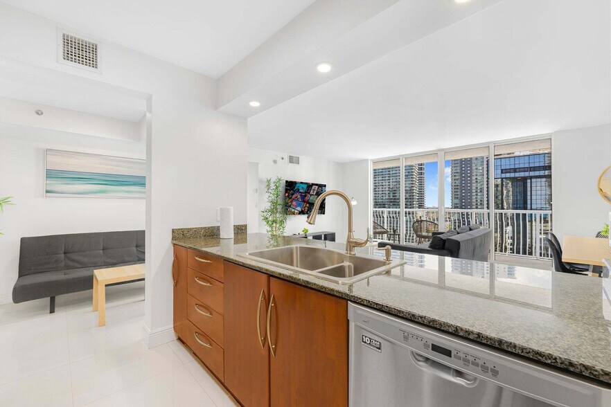 Building Photo - 1200 Brickell Bay Dr