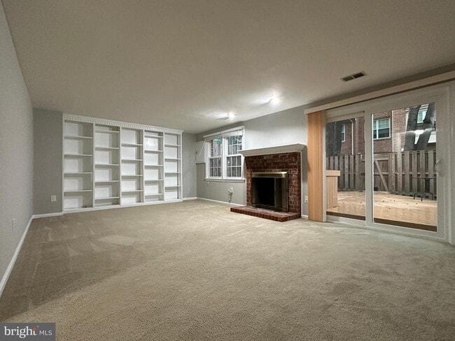 Building Photo - 10152 Village Knolls Ct