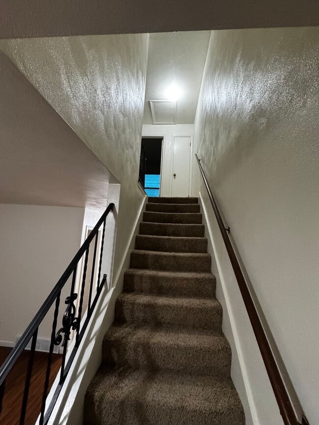 Building Photo - 725 W 61st St