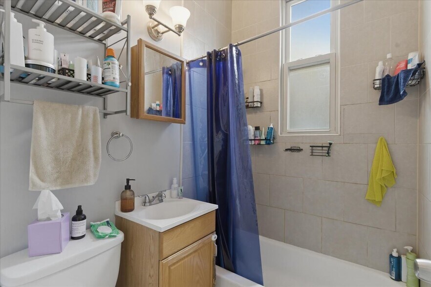 Building Photo - 3727 N Ashland Ave