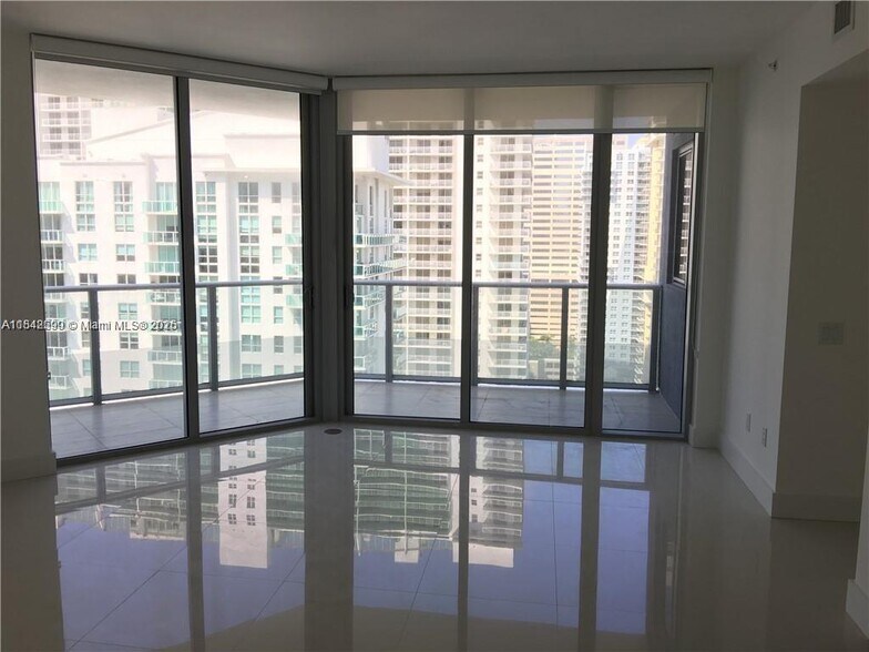 Building Photo - 1300 Brickell Bay Dr