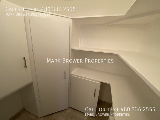 Building Photo - 1120 N Val Vista Dr