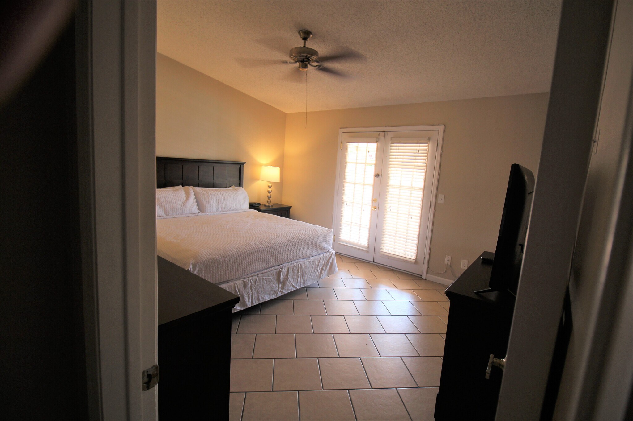 Master bedroom - 3731 E Hampton Ave