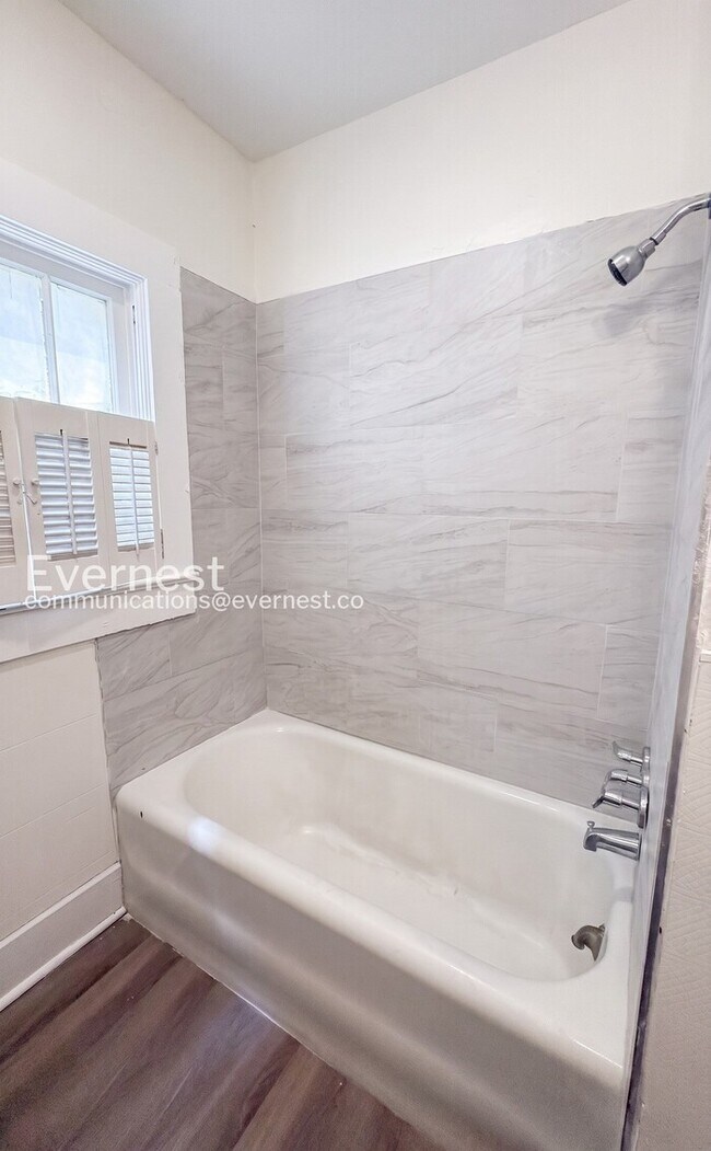 Building Photo - 3 Bed/2 Bath Home with Fenced Yard / Available Now!