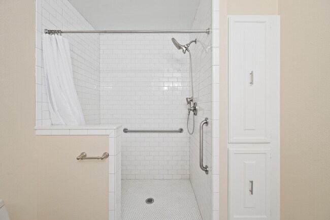 Building Photo - 10180 Longmont Dr