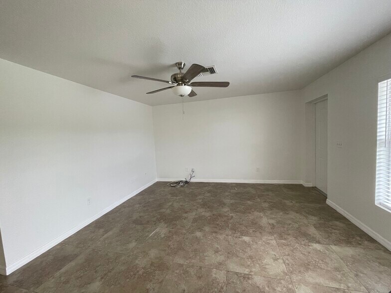 Building Photo - 739 Jack Ave S