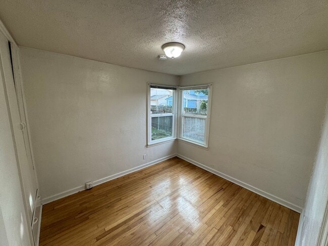 Building Photo - 2 Bedroom ~ 1 Bathroom House in SW Corvallis