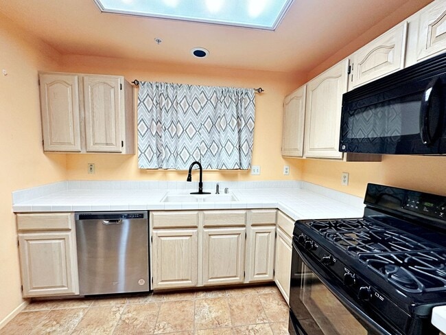 Building Photo - 1 MONTH FREE!!! 2 BEDROOM SINGLE STORY TOWNHOME 55+ COMMUNITY