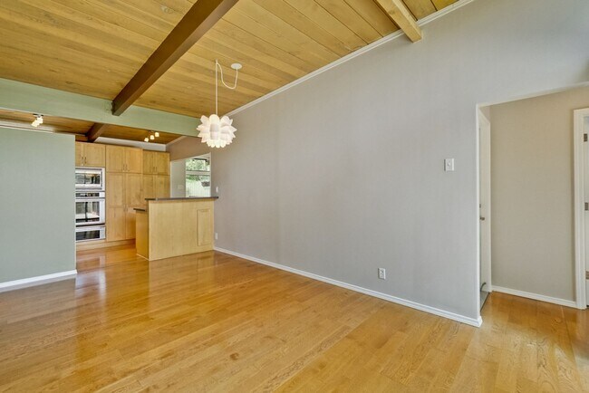 Building Photo - Beautifully Updated 4 Bed, 3 Bath Eichler ...