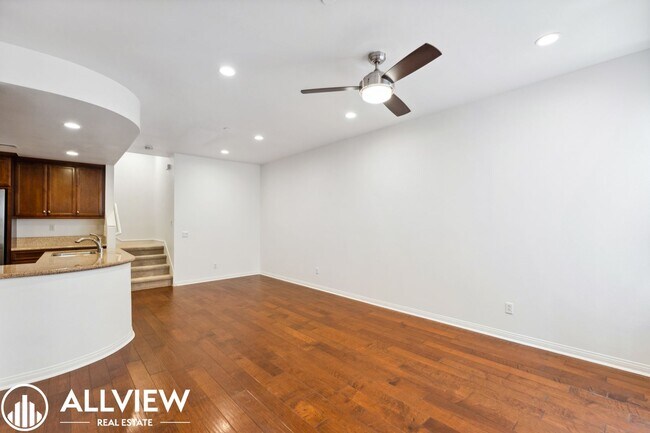 Building Photo - Modern 2 Bed, 2.5 Bath Townhome Available in Aliso Viejo!