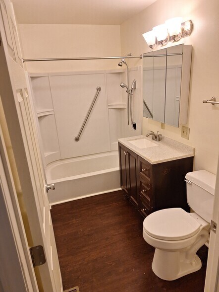 Building Photo - 1900 Mallinckrodt St