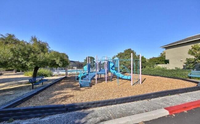 Building Photo - Charming 3-Bedroom Condo in Creekside Village – Prime Location!