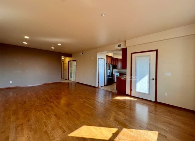 Building Photo - 1850 SW Scenic Heights St