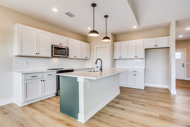 Building Photo - 1025 W Long Path Ct