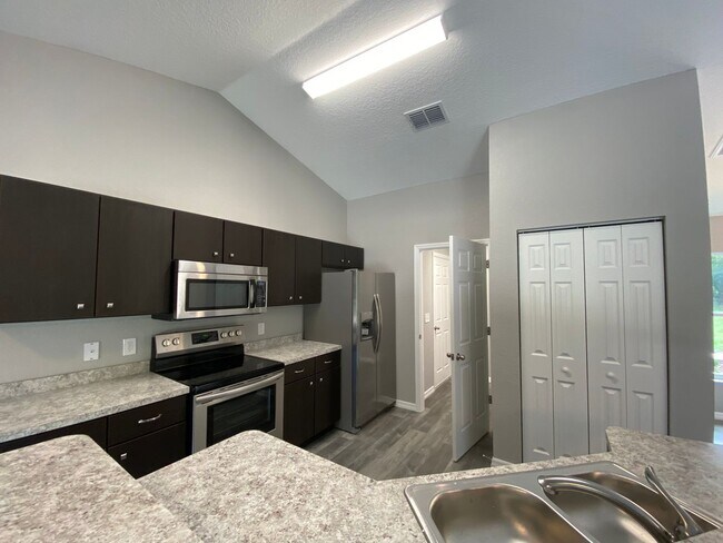 Building Photo - Beautiful  Home - 3/2/2 **WON"T LAST**