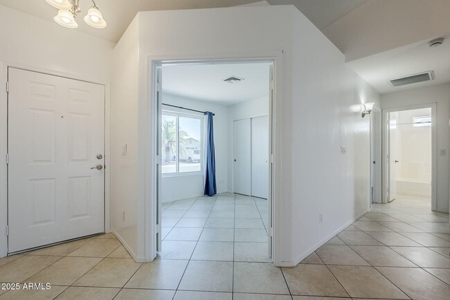 Building Photo - 678 S Silver Dr