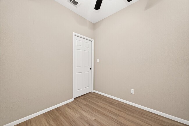 Building Photo - 41 Creek Forest Ln