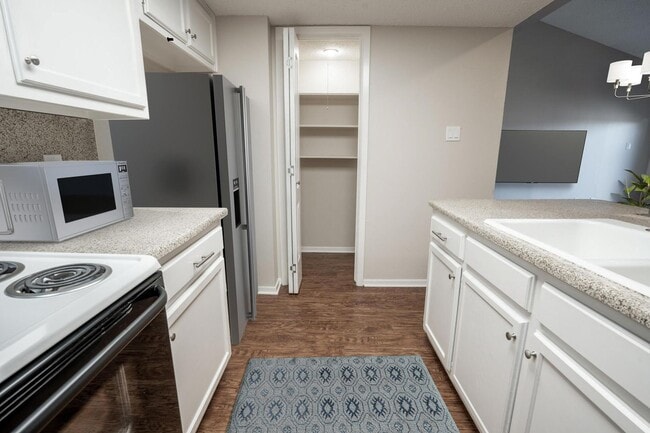 Building Photo - Stunning Townhome with Modern Upgrades and...