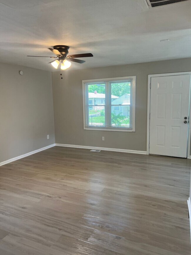 Building Photo - A beautiful newly renovated 3 Bed, 1 full ...