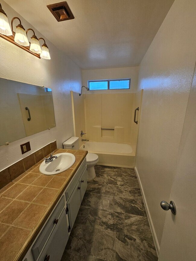 Building Photo - 2 Bedroom Home Located in Bullhead City