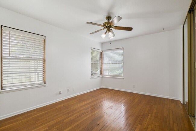 Building Photo - 2 Bed/2 Bath in Northeast Park Subdivision w/ pool