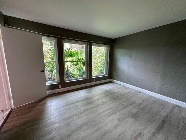 Building Photo - 5400 Lake Jessamine Dr
