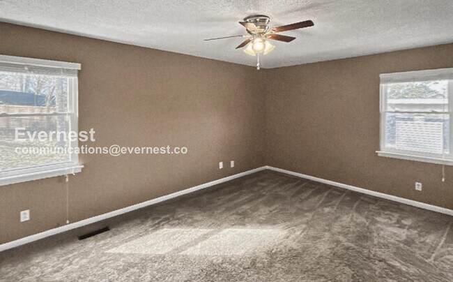 Building Photo - 3 Bed/2 Bath Home with Garage / Pet-Friendly / Vouchers Accepted / Available Now!