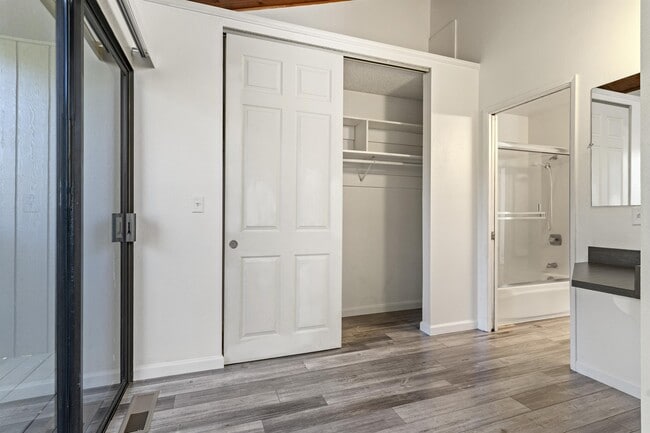 Building Photo - 302 Pleasant St