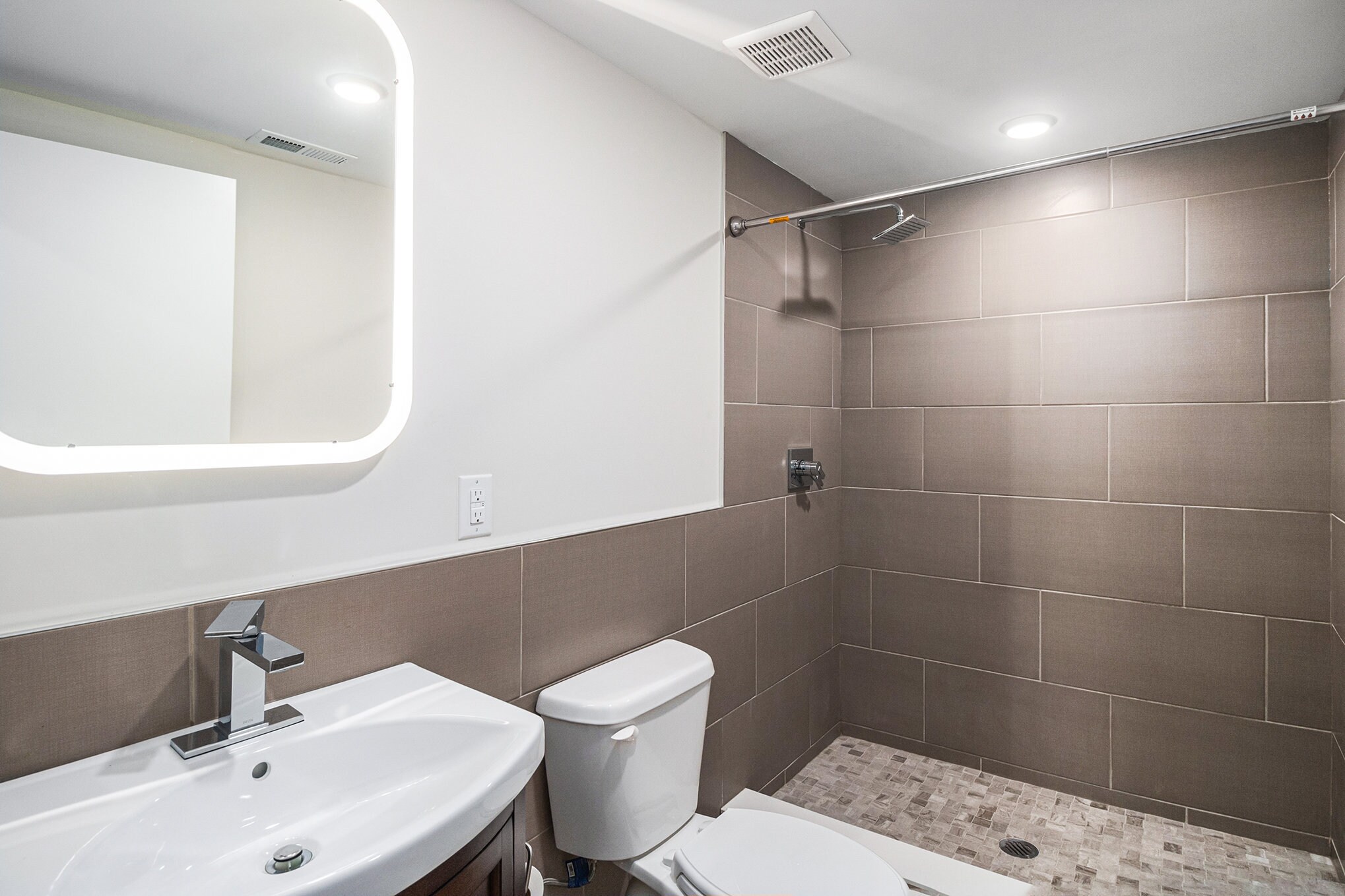 Building Photo - 1853 Hoffman St